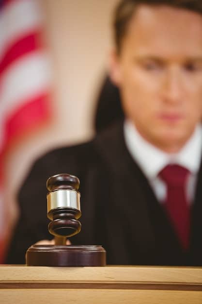 A gavel hitting a sound block in a courtroom, with blurred figures in the background, symbolizing the judicial process and the challenges faced in combating corruption in the Brazilian legal system.