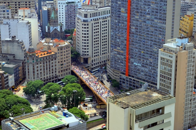 Investimento Estrangeiro no Brasil: Riscos e Oportunidades no Mercado de Ações