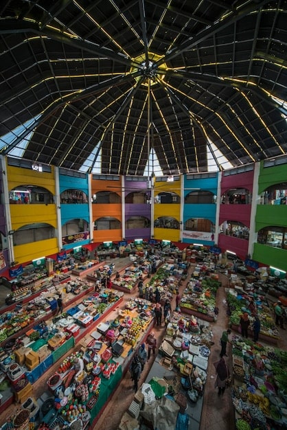 A vibrant Brazilian marketplace scene, filled with diverse local products, symbolizing the potential of strengthening the internal market against global protecionism.
